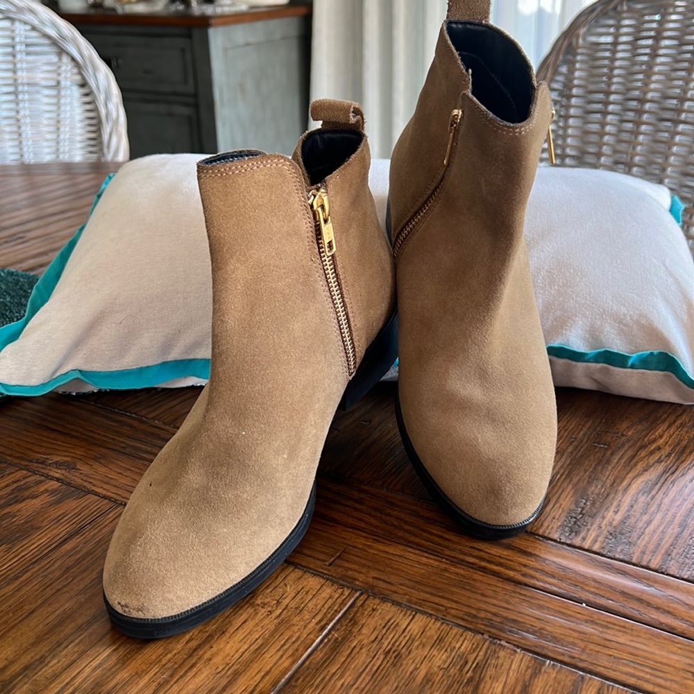 Cougar Prairie Suede Double Zipper WATERPROOF Booties. 7.5M